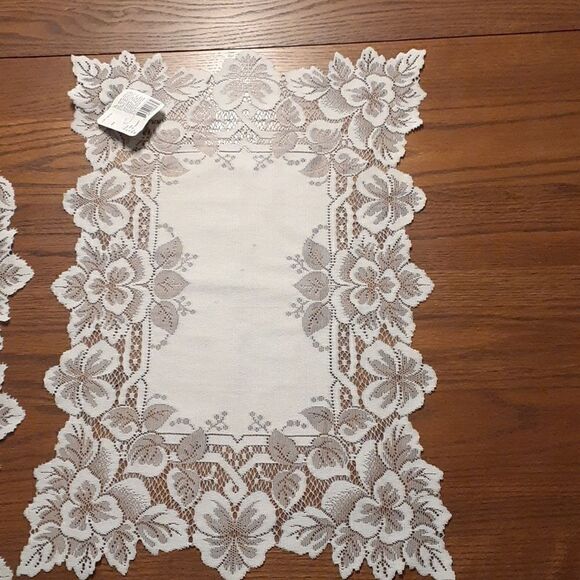 -3 pc bundle of vtg.white Heirloom Lace doilies, runner, placemat, & doily - Picture 4 of 10